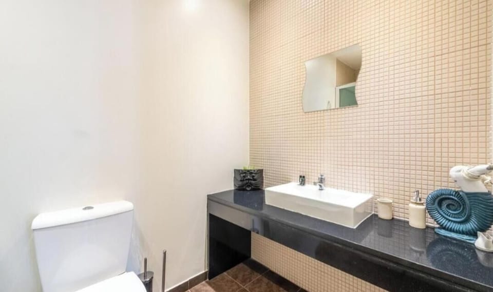 Superior Triple Room, Private Bathroom | Bathroom | Shower, rainfall showerhead, hair dryer, slippers