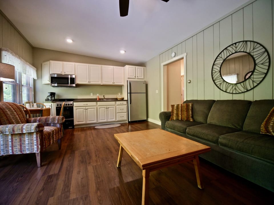 Apartment (Cottage Suite) | Living area | TV