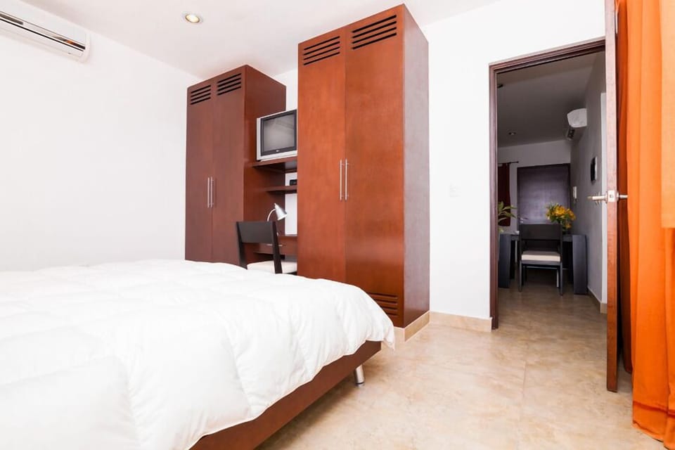 King size bedroom with AC
