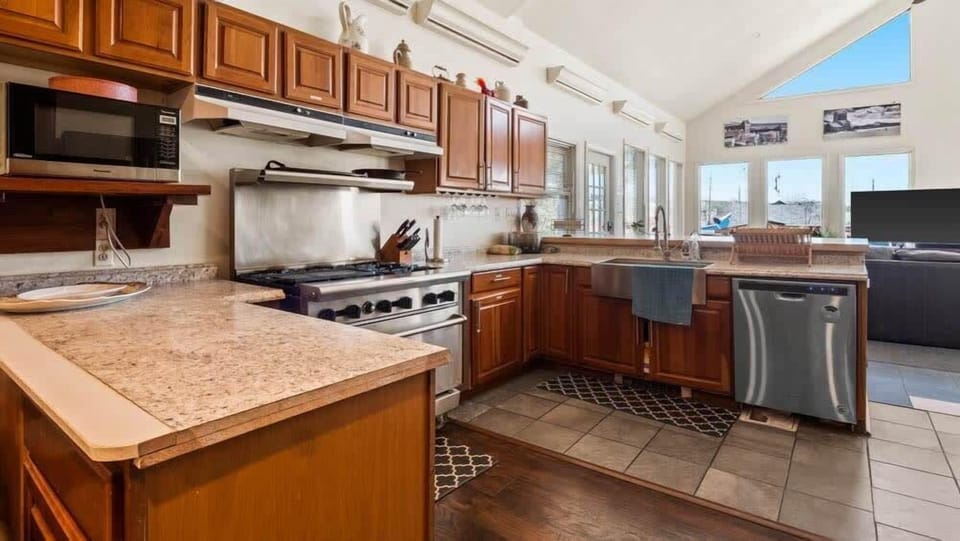 【Kitchen】 Gas range + stainless steel — countertop seating for 4, stocked for group cooking