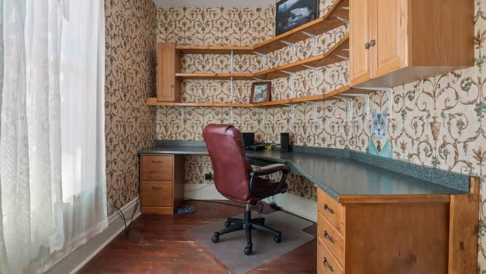 【Office】Private desk — log a workday, then log off to the sauna