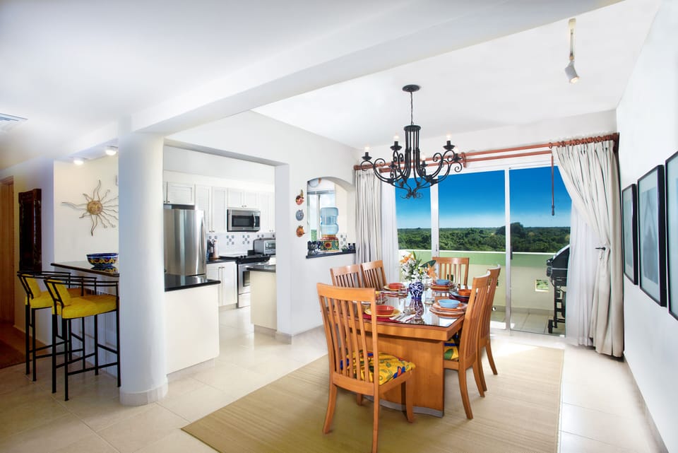 Breakfast bar, dining for 6 and gas grill of the rear terrace