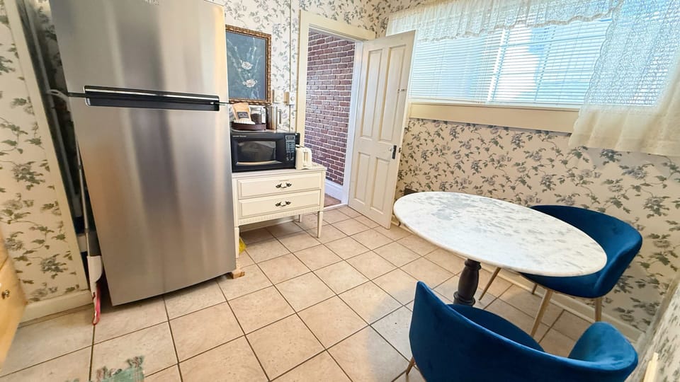 【Kitchen】Full-size fridge and everything you need to skip a restaurant night