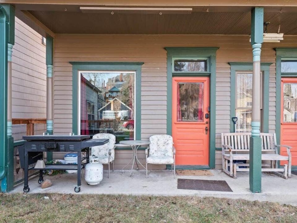 【Private Entrance】Your own door off the covered porch — grill and seating included