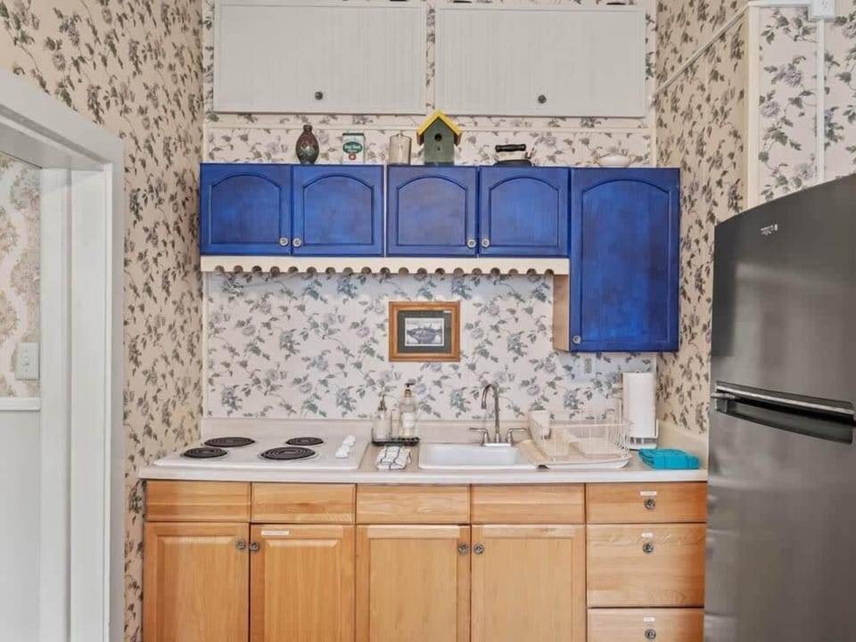 【Kitchen】Electric cooktop, French press, and stocked cookware for trail-day breakfasts