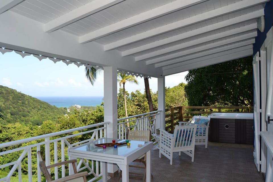 Terrasse avec vue mer du bungalow à Deshaies en Guadeloupe