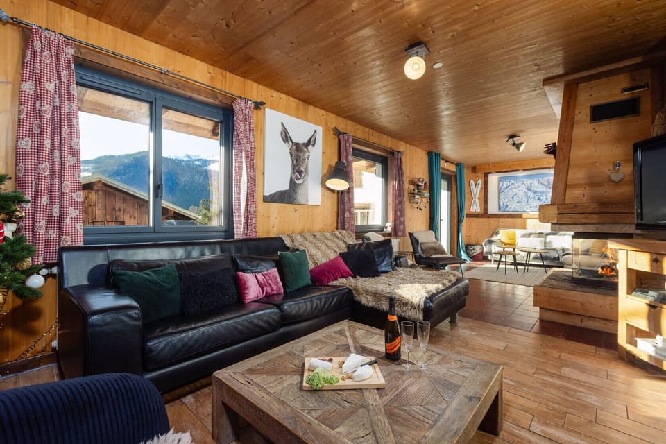 The Chalet Ride & Breakfast has a large lounge with two separate sofa areas separated by a magnificent fireplace. You'll find all the equipment you need (darts, TV, Playstation 4, video games, Apple TV, Bluetooth speaker, board games, etc.) for convivial moments with family or friends after your days in the great outdoors. Access to the garden, terrace and outdoor jacuzzi from the large bay window.