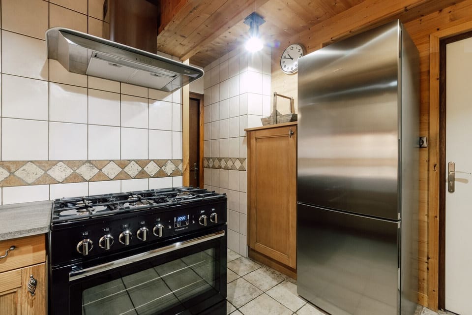 In addition to a large, fully-equipped, functional kitchen, the Chalet Ride & Breakfast has a utility room with a washing machine and tumble dryer, as well as storage space for your groceries. There is also a toilet in the utility room.