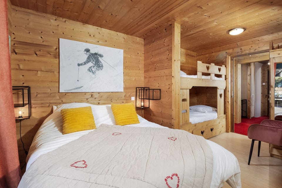 The Les Portes du Soleil room in the Ride & Breakfast chalet has a queen-size bed, bunk beds and a bathroom with shower, toilet and heated towel rail. Like all the rooms in the chalet, it has access to a balcony.
