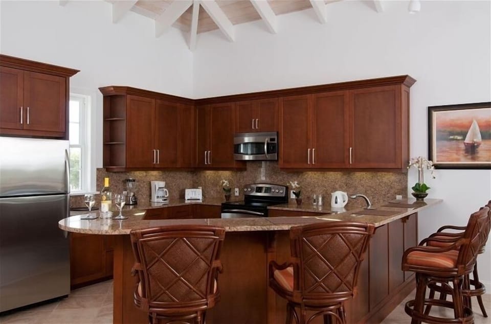 Kitchen / Breakfast Bar