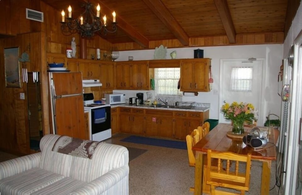 Everything you need is here in this spacious kitchen!
