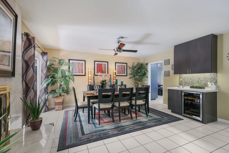 Dining room showing wet bar