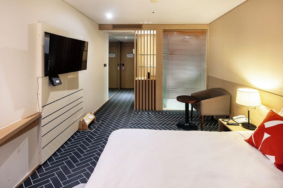 PET Friendly Double | Desk, blackout drapes, soundproofing, WiFi (free)