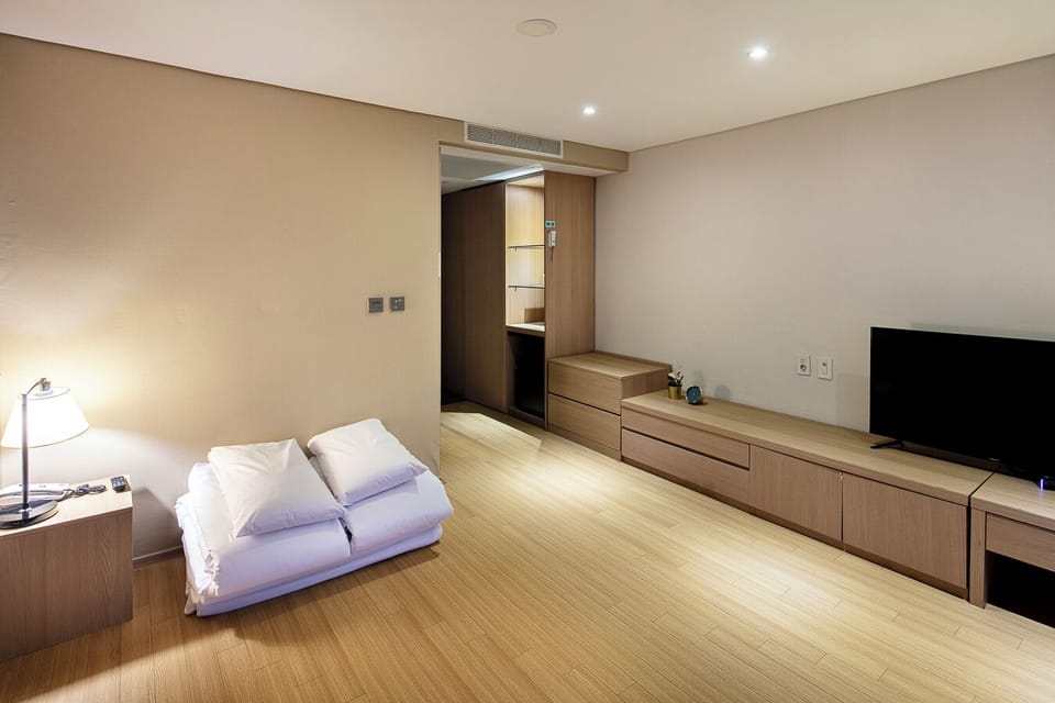 Traditional Room (Ondol Room) | Desk, blackout drapes, soundproofing, WiFi (free)