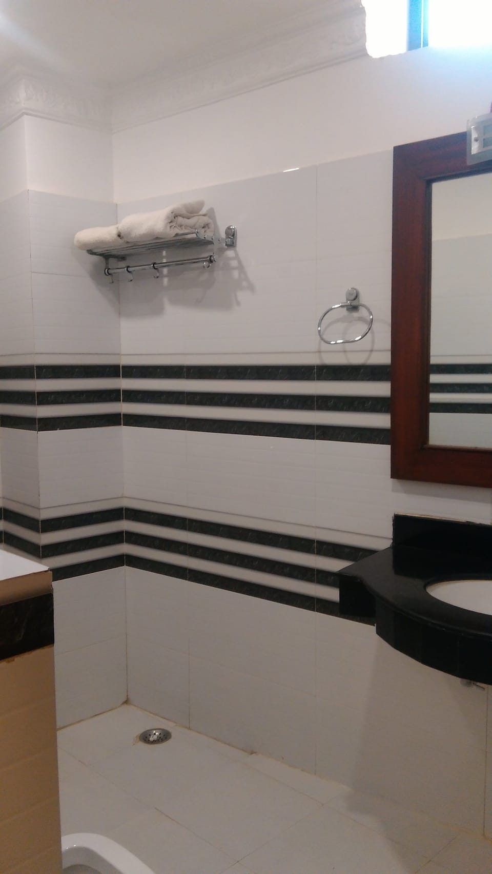Suite | Bathroom | Shower, free toiletries, slippers, towels