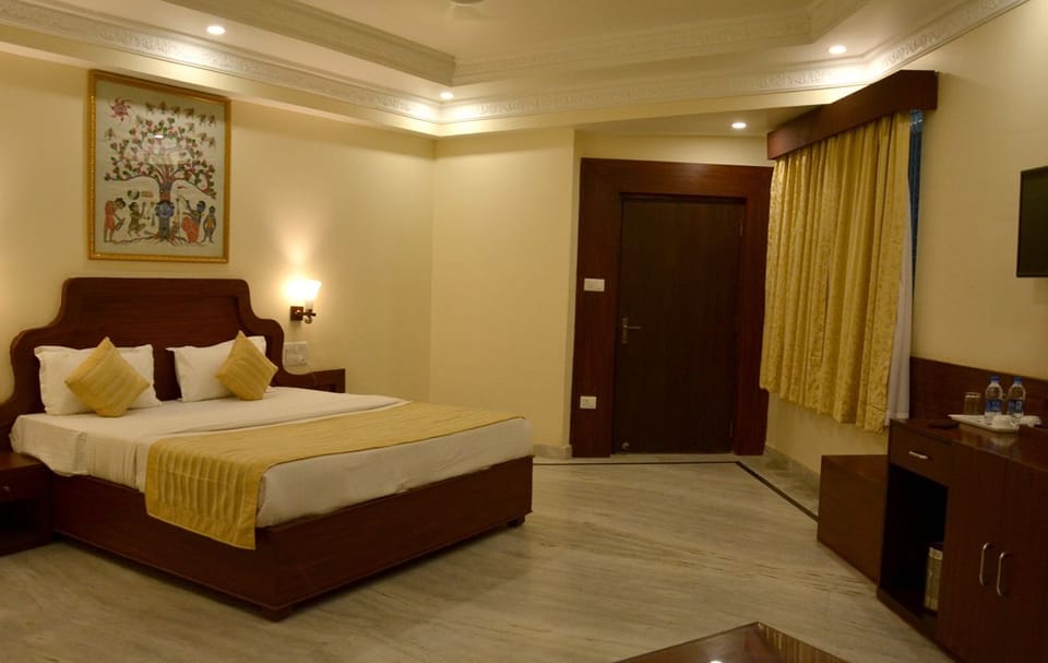 Club Double Room | Egyptian cotton sheets, desk, soundproofing, iron/ironing board