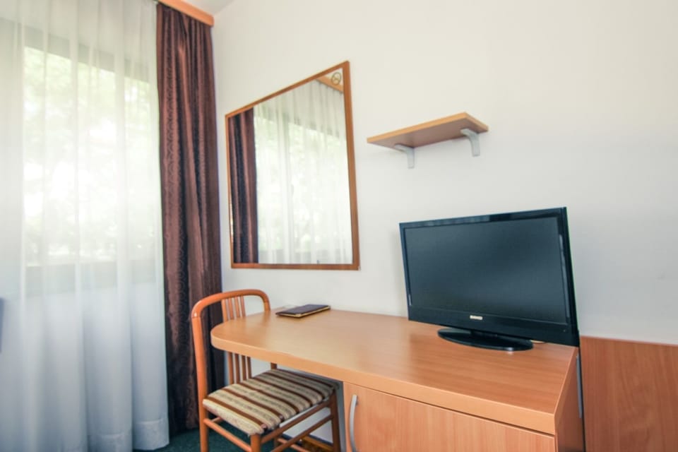 Classic Single Room, 1 Twin Bed, Non Smoking | 2 bedrooms, desk, free WiFi, bed sheets