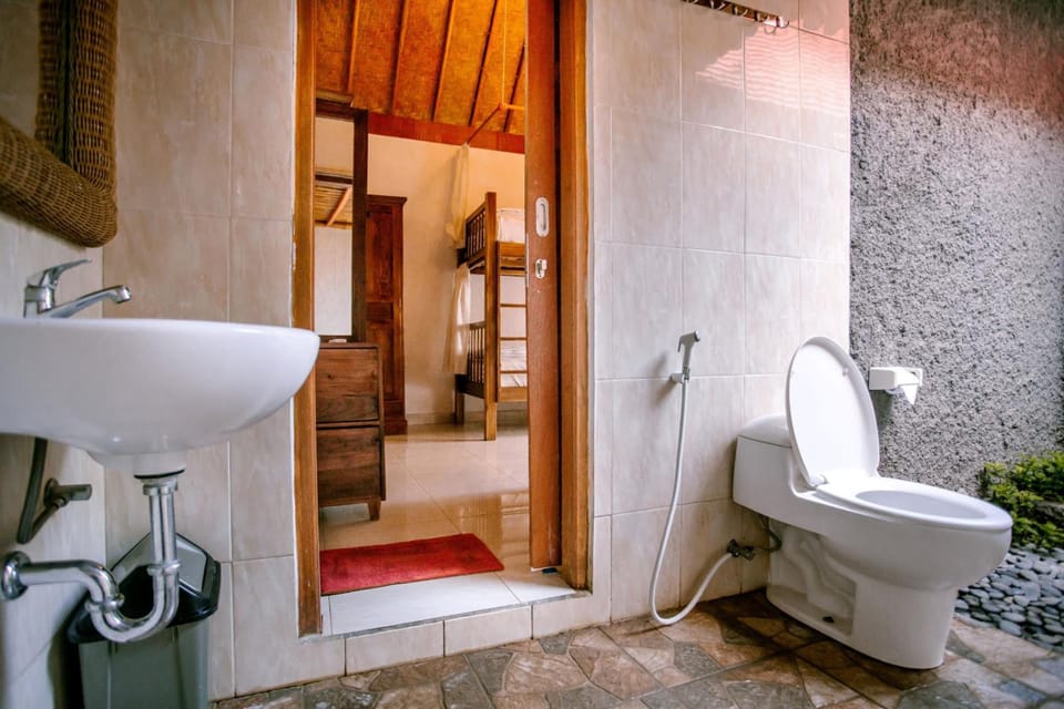Shower, free toiletries, towels