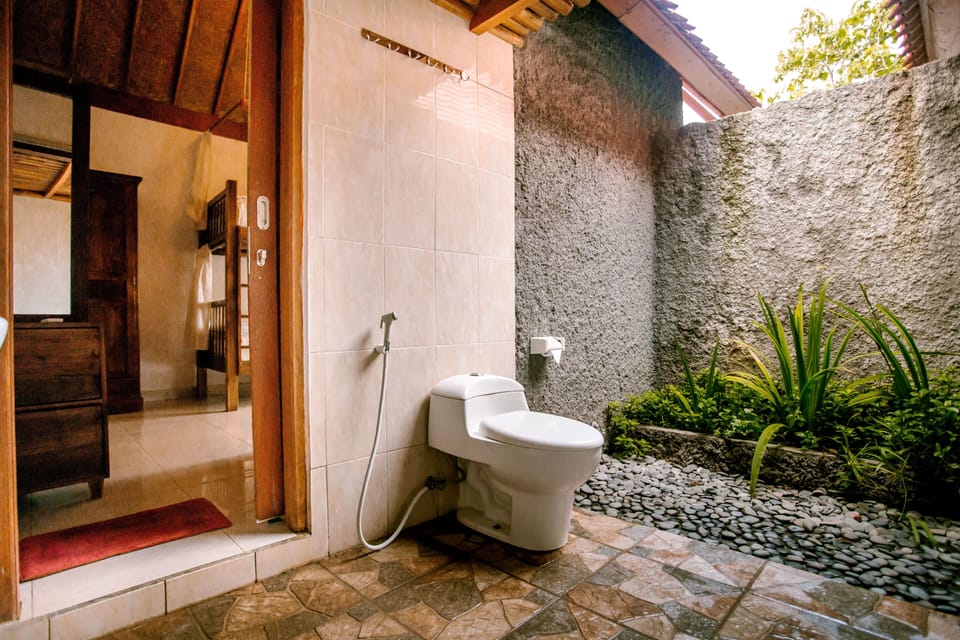 Shower, free toiletries, towels