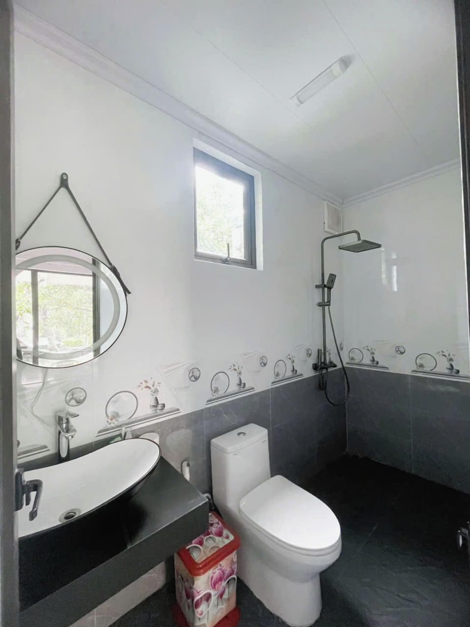 Shower, rainfall showerhead, free toiletries, hair dryer
