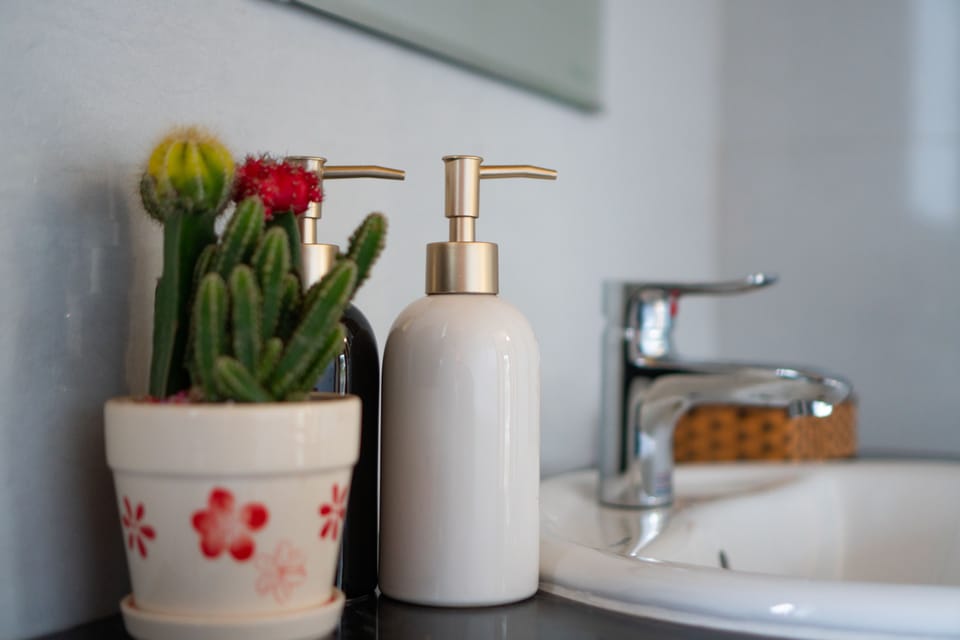 Shower, rainfall showerhead, free toiletries, hair dryer