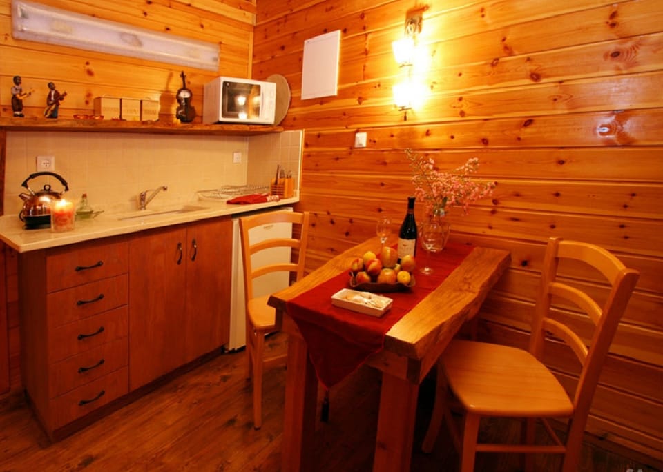 Comfort Cabin, Non Smoking | Private kitchenette | Fridge, microwave, stovetop, coffee/tea maker