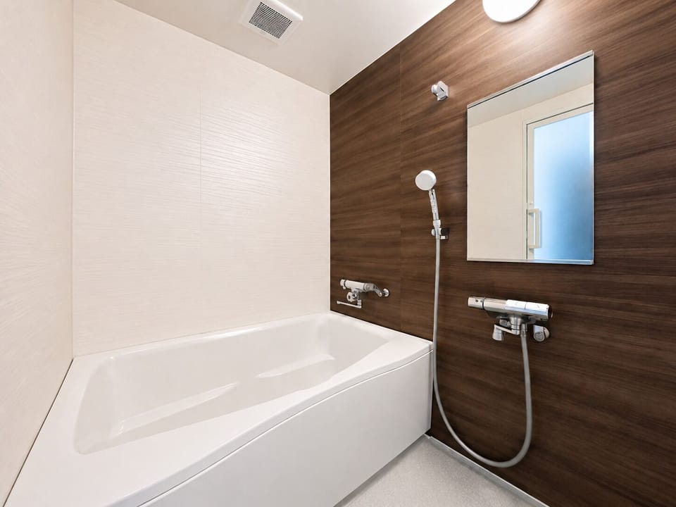 Moderate Double Room, Smoking | Bathroom | Separate tub and shower, free toiletries, hair dryer, slippers