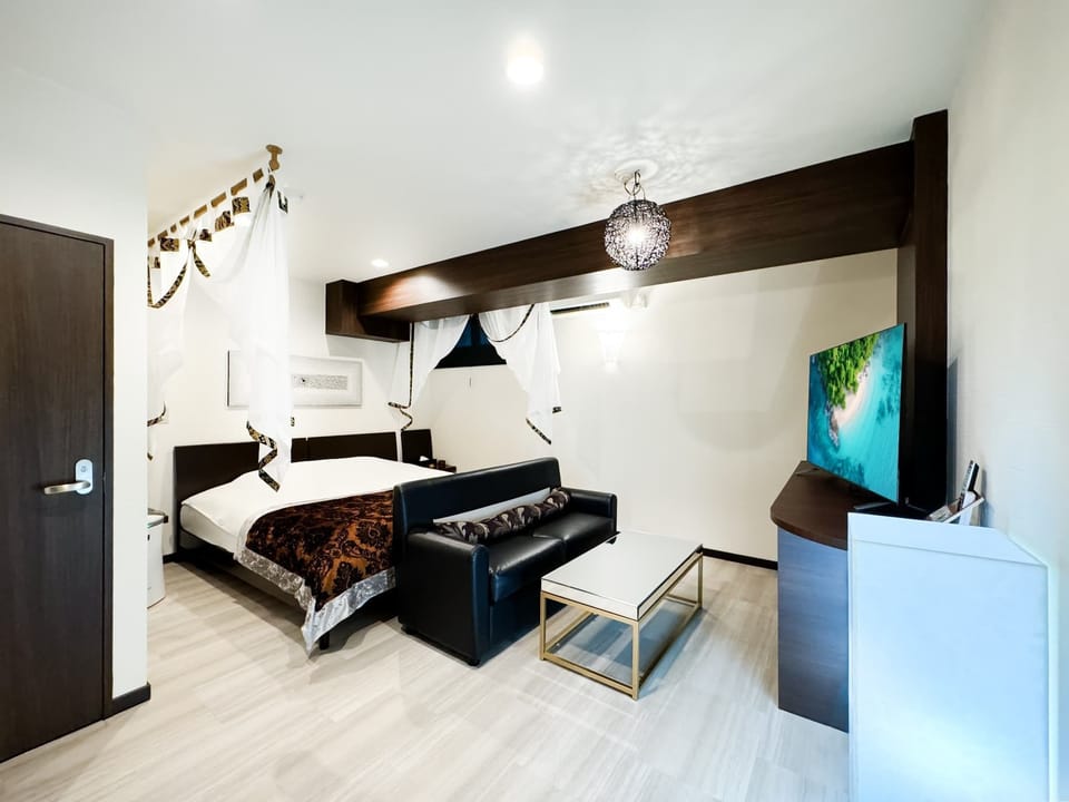 WiFi (free), bed sheets