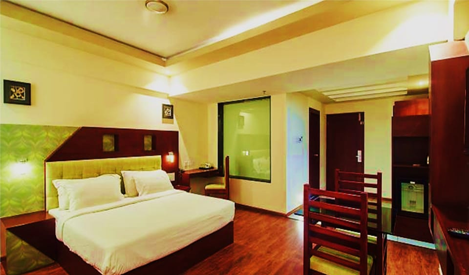 Executive Double Room, Mountain View | 1 bedroom, desk, laptop workspace, soundproofing