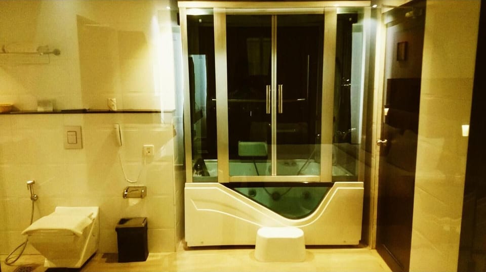 Shower, rainfall showerhead, free toiletries, bathrobes