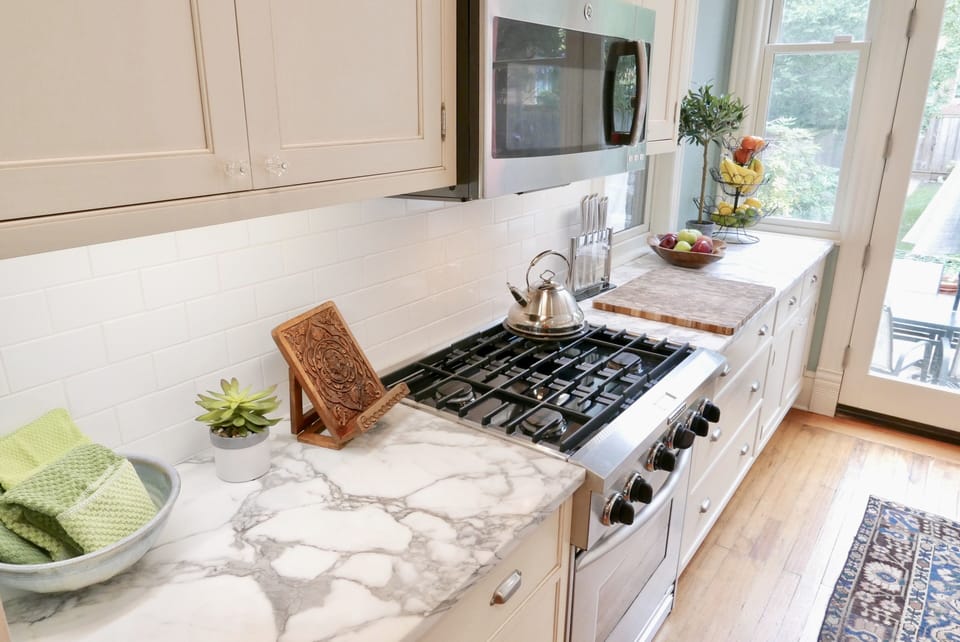 Gas stove, large microwave and plenty of quality knives for meal prep!