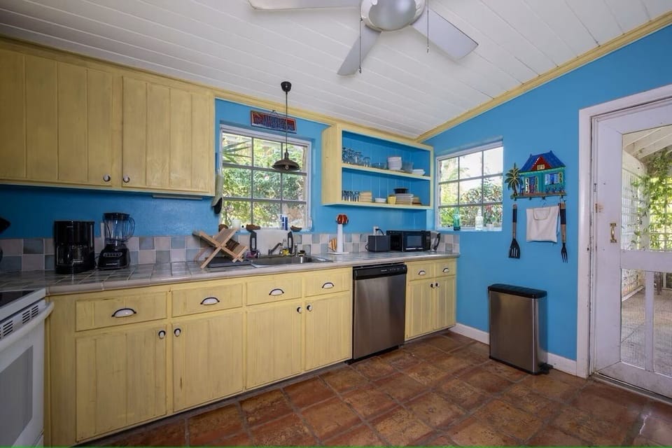 Fully equipped kitchen.