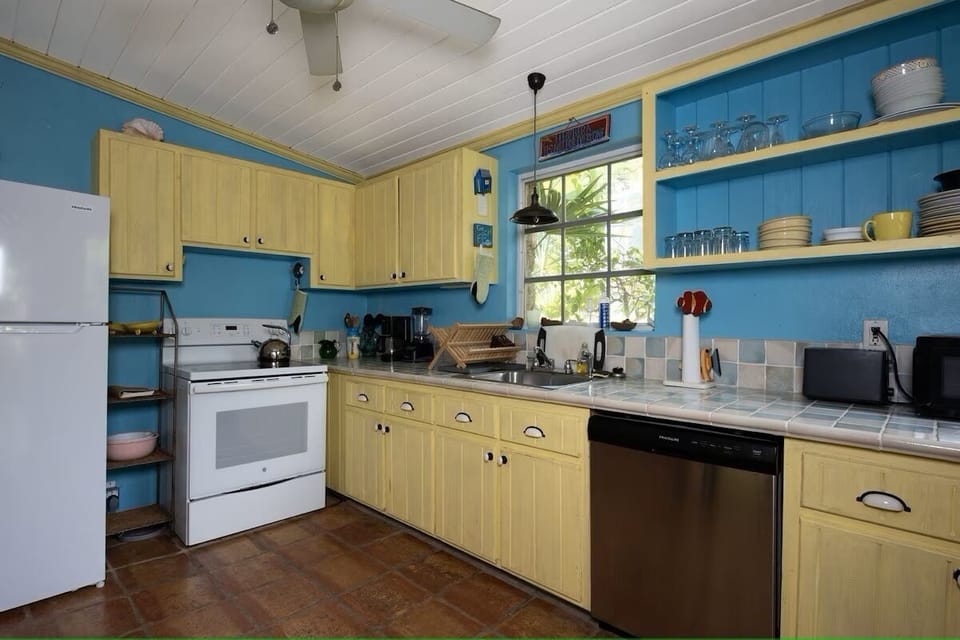 Fully equipped kitchen.