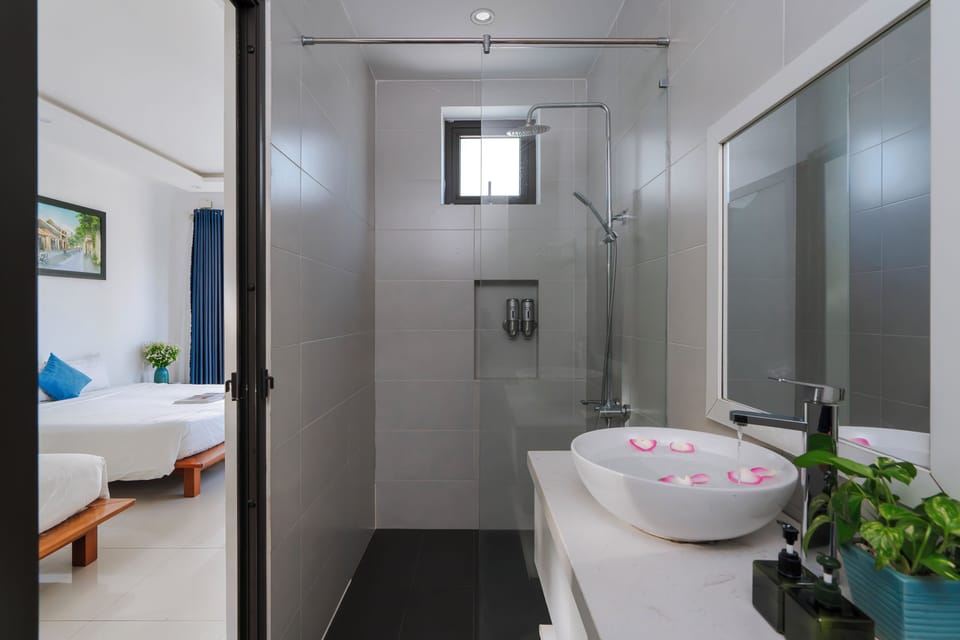 Deluxe Poolside Family Room | Bathroom | Shower, rainfall showerhead, free toiletries, hair dryer