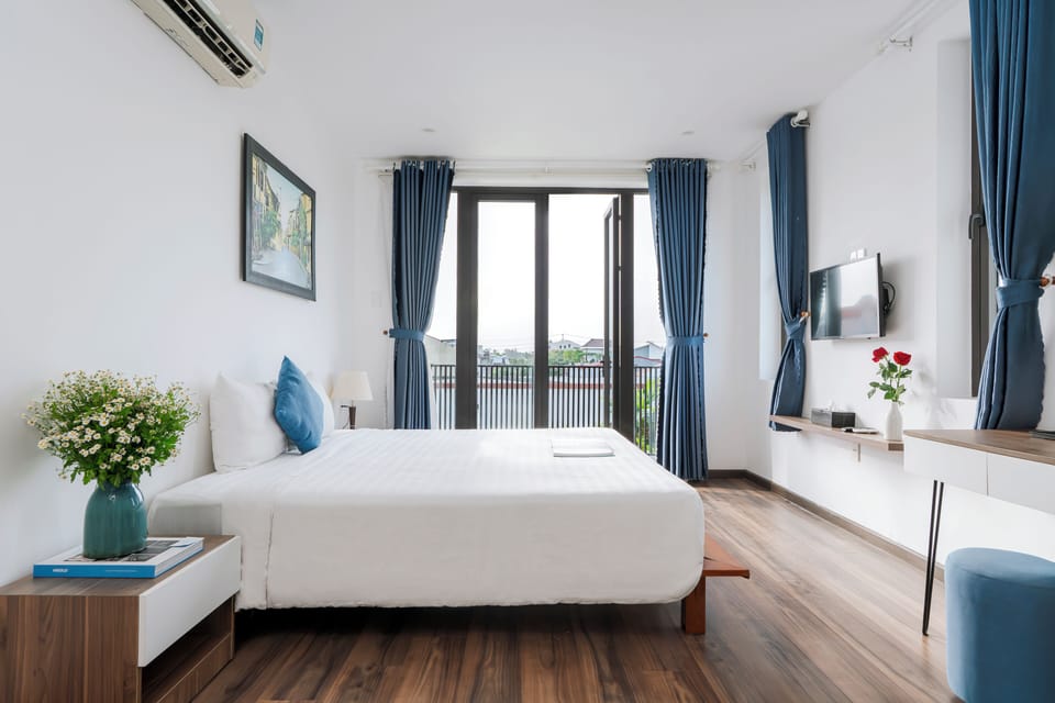 Deluxe Cityscape View Room | Minibar, in-room safe, desk, blackout drapes
