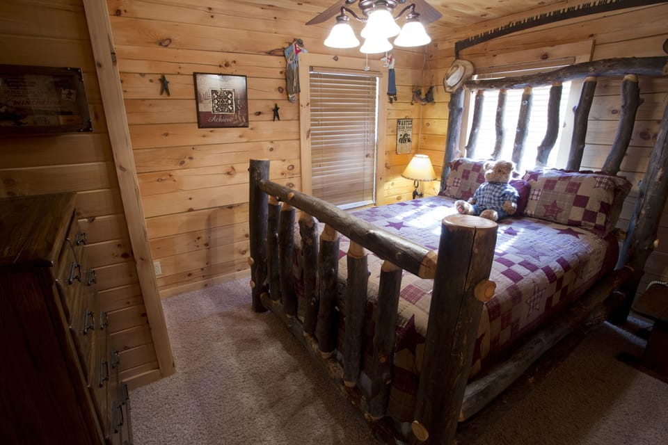 Bedroom 3 with queen bed 