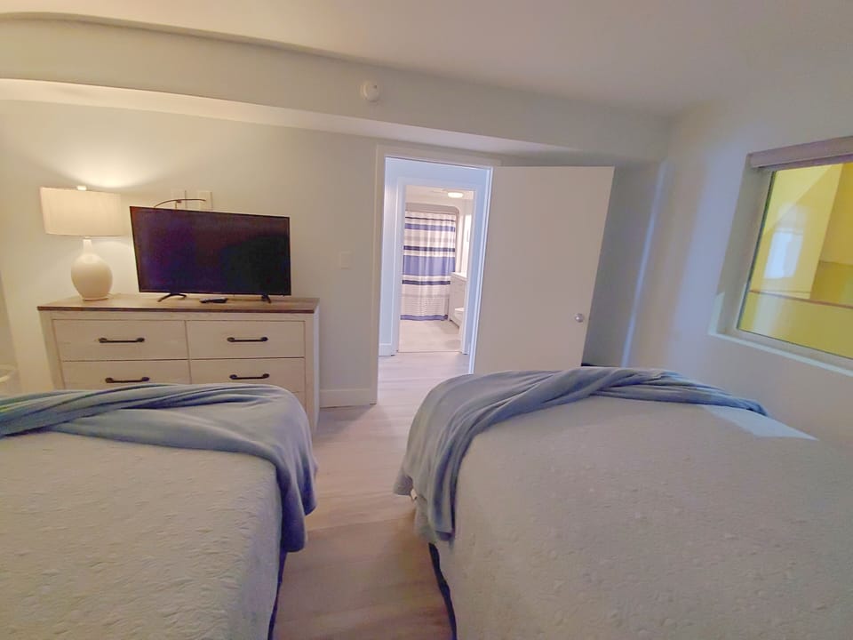 Guest Bedroom - 2 queen beds