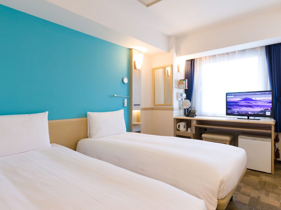 Desk, WiFi, bed sheets, wheelchair access