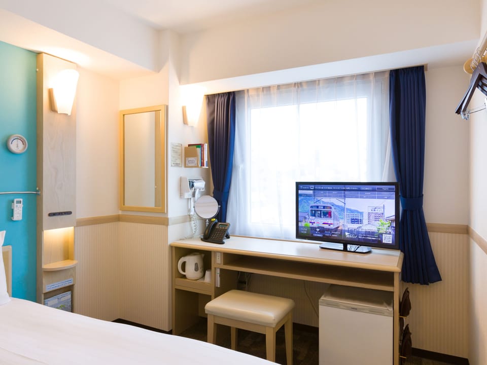 Desk, WiFi, bed sheets, wheelchair access