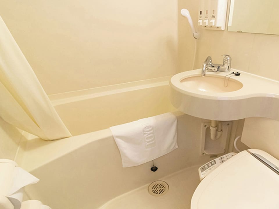 Combined shower/tub, deep soaking tub, free toiletries, hair dryer
