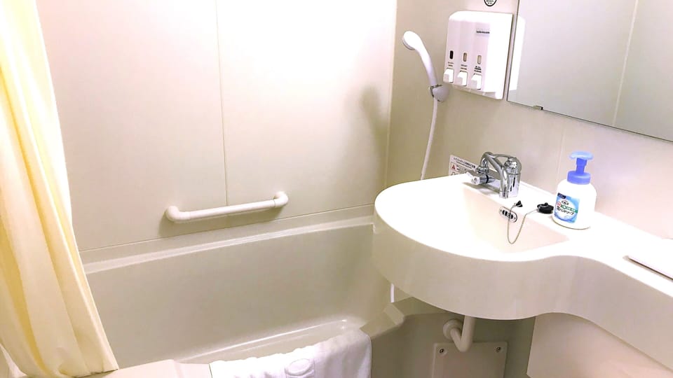 Combined shower/tub, deep soaking tub, free toiletries, hair dryer