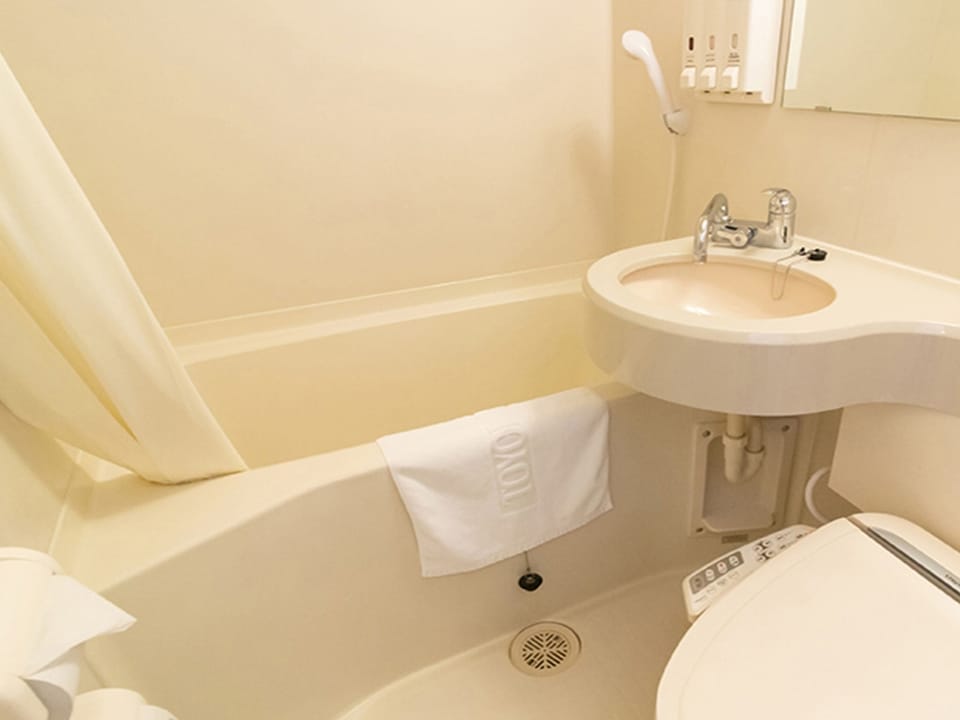 Combined shower/tub, deep soaking tub, free toiletries, hair dryer