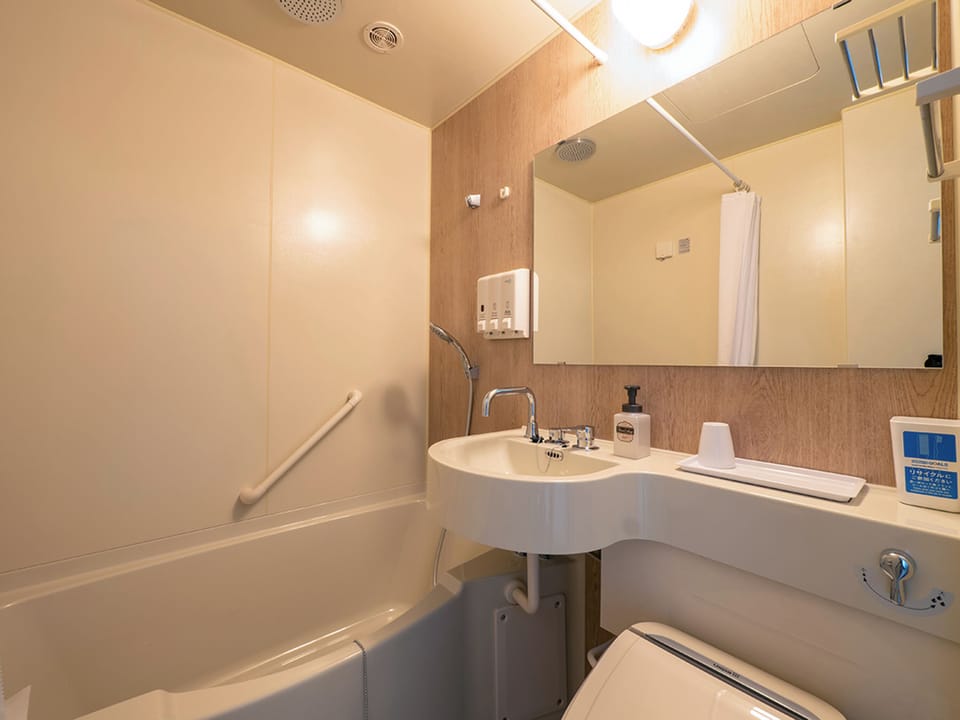 Combined shower/tub, deep soaking tub, free toiletries, hair dryer