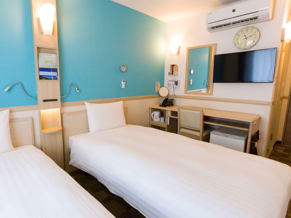 Desk, WiFi, bed sheets