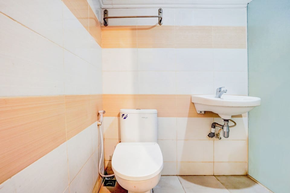 Combined shower/tub, deep soaking tub, towels