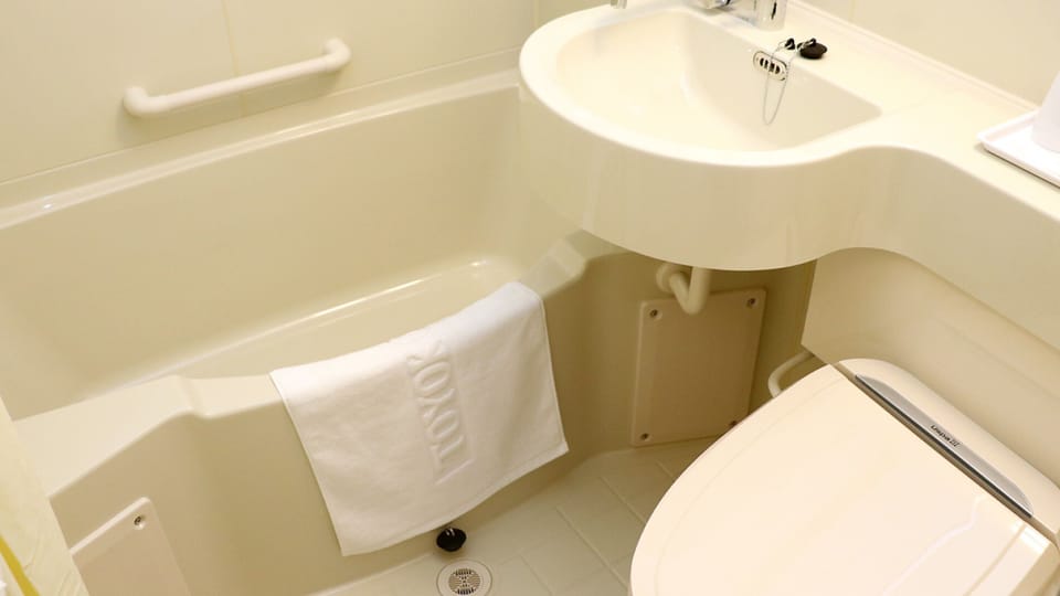 Combined shower/tub, deep soaking tub, free toiletries, hair dryer