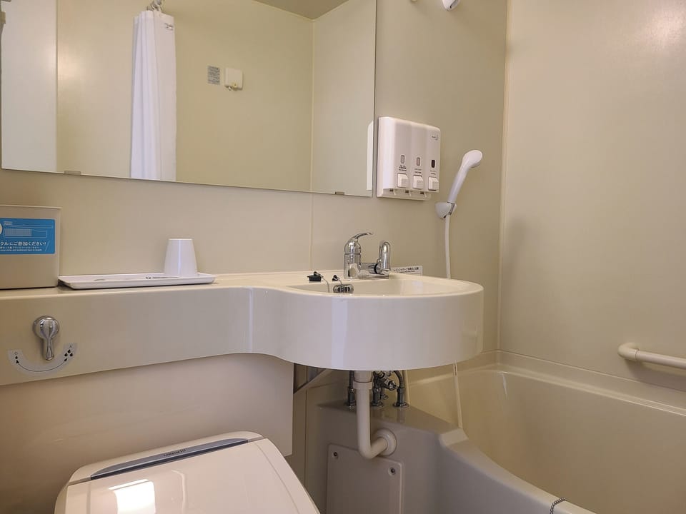 Combined shower/tub, deep soaking tub, free toiletries, hair dryer