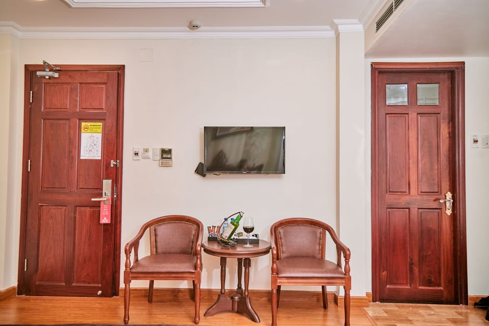 Signature Room, Kitchenette, Garden View | In-room safe, desk, laptop workspace, blackout drapes