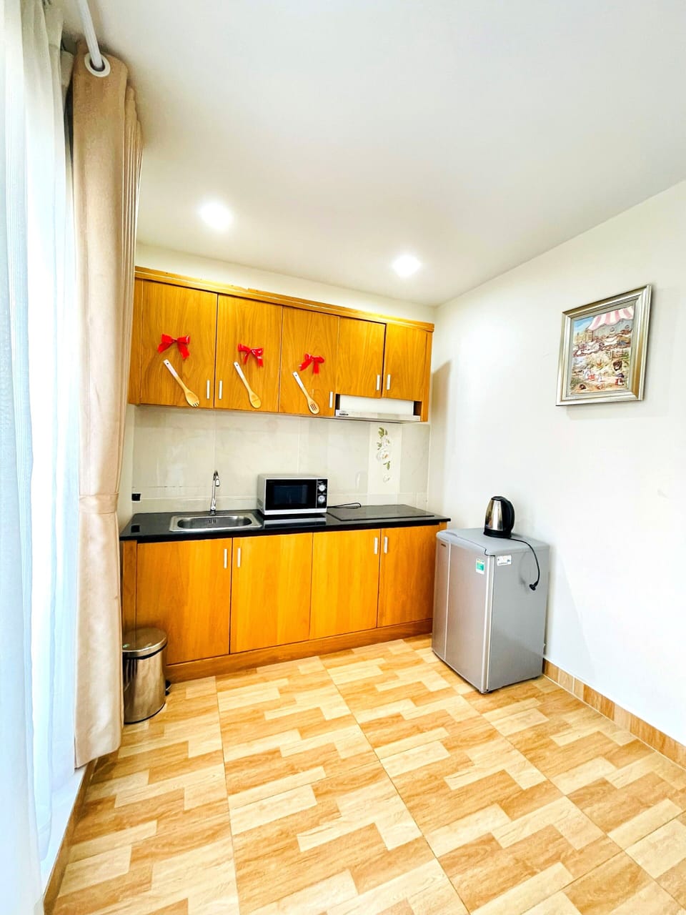 Signature Room, Kitchenette, Garden View | Private kitchenette | Fridge