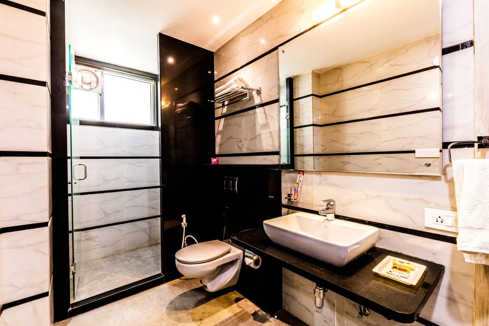 Royal Room | Bathroom | Shower, slippers, towels